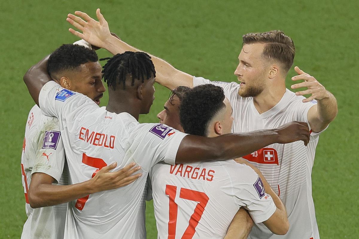 Doha (Qatar), 02/12/2022.- Breel Embolo (2-L) of Switzerland celebrates with teammates after scoring the 2-2 during the FIFA World Cup 2022 group G soccer match between Serbia and Switzerland at Stadium 947 in Doha, Qatar, 02 December 2022. (Mundial de Fútbol, Suiza, Catar) EFE/EPA/Ronald Wittek