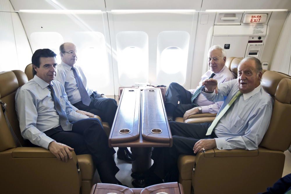 El Rey Juan Carlos, José Manuel García-Margallo, José Manuel Soria y el jefe de la Casa Real, Rafael Spottorno durante un vuelo a Moscú en julio de 2012.