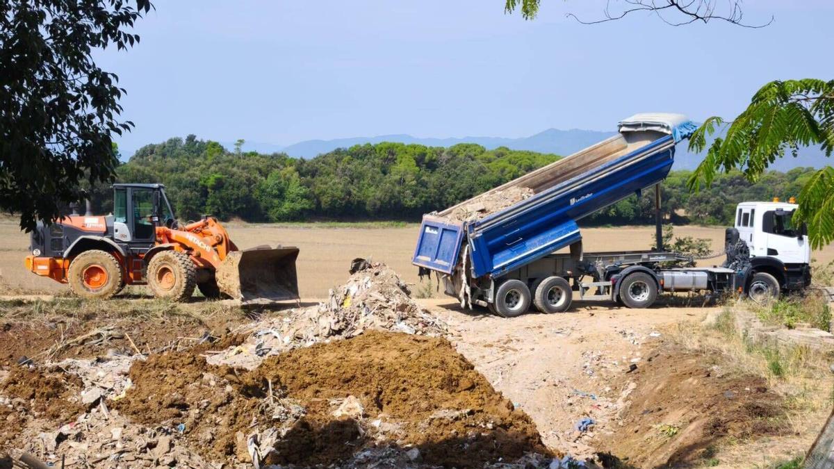 Les imatges de l'abocament il·legal de runa a Bescanó