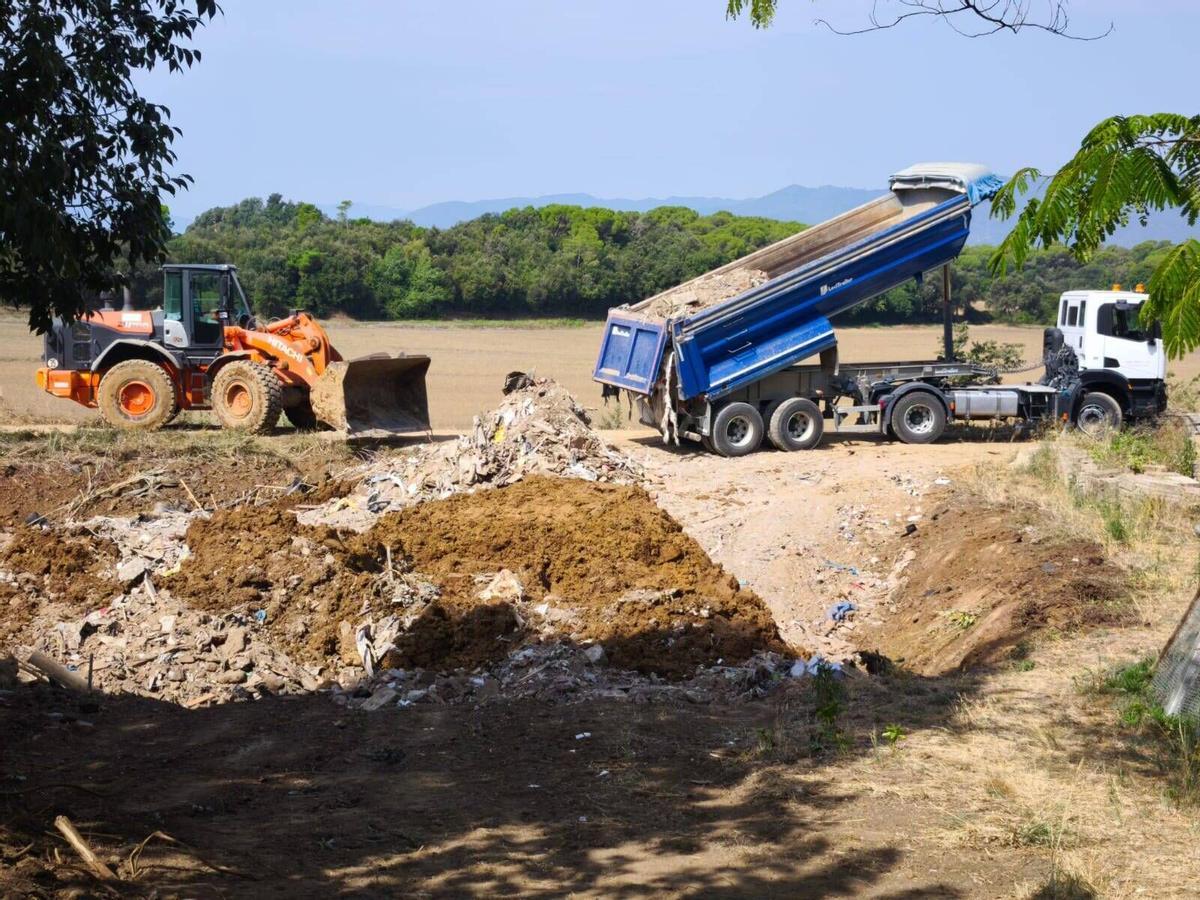 Les imatges de l'abocament il·legal de runa a Bescanó Les imatges de l'abocament il·legal de runa a Bescanó