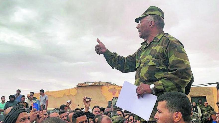 Un dirigente del Frente Polisario, en uno de los campos de refugiados saharauis en Rabuni, Argelia, ayer. | | EFE / JAVIER MARTÍN RODRÍGUEZ