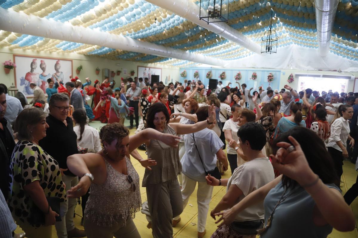 Imagen de archivo de ambiente un lunes de Feria en la caseta Salmorejo y Perejil.
