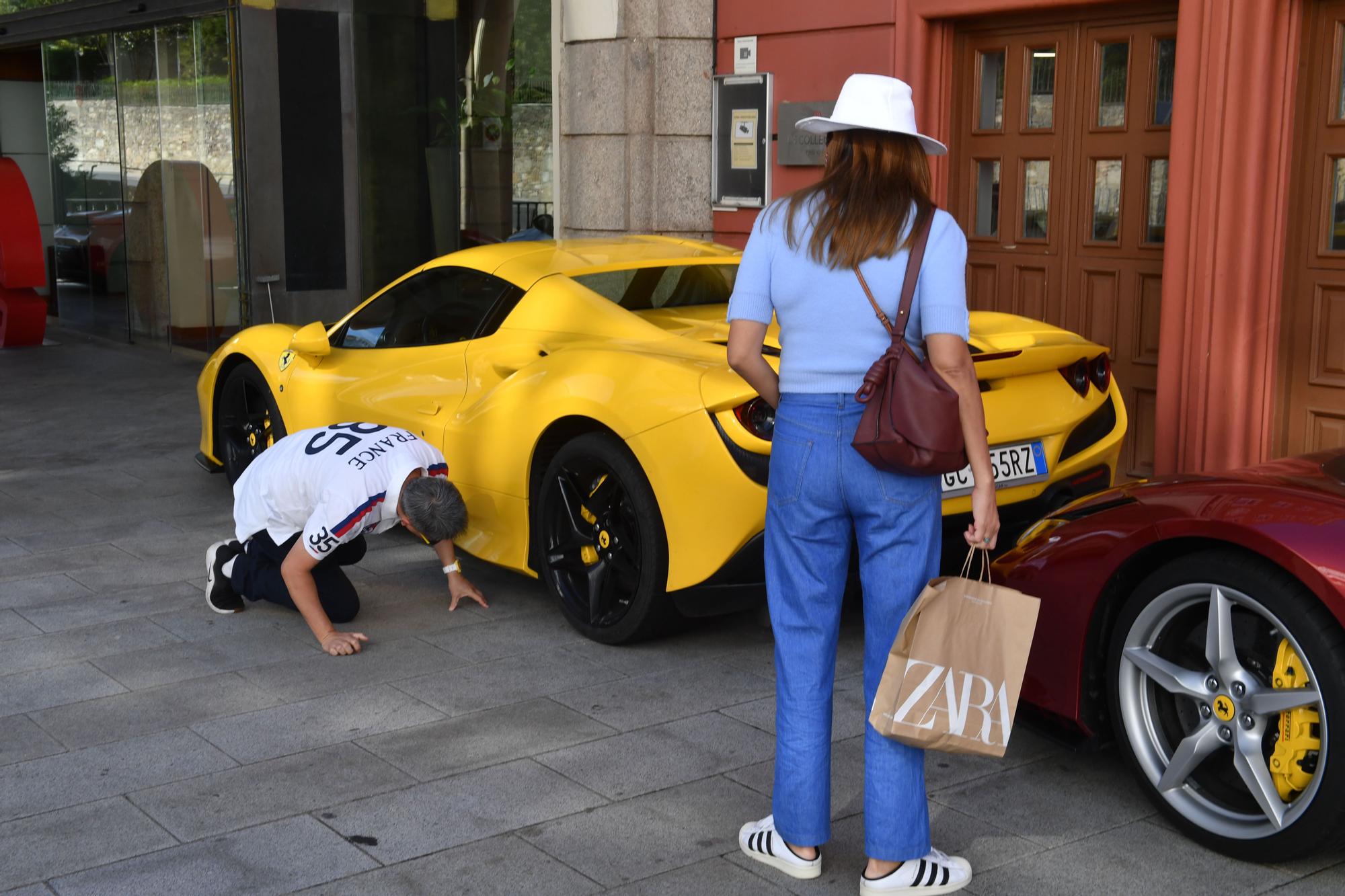 Vehículos Ferrari se pasean por O Parrote