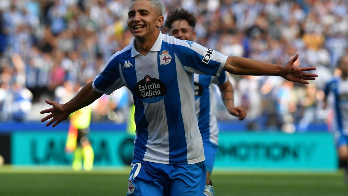 Yeremay celebra su tanto al Racing de Ferrol en Riazor. | Iago López
