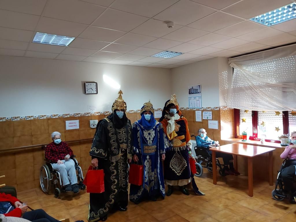 Los Reyes Magos ya están en Villaviciosa: así ha sido su emotivo encuentro con las personas mayores del concejo