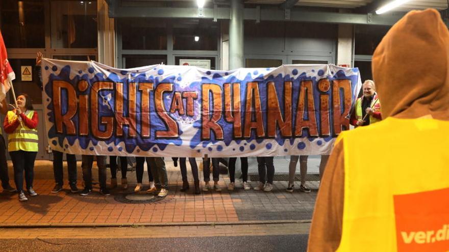 Los convocantes sostienen una pancarta: &quot;Derechos en Ryanair&quot;.