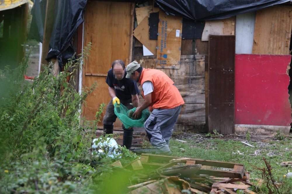 El Ayuntamiento de Oviedo desaloja las chabolas de La Malata