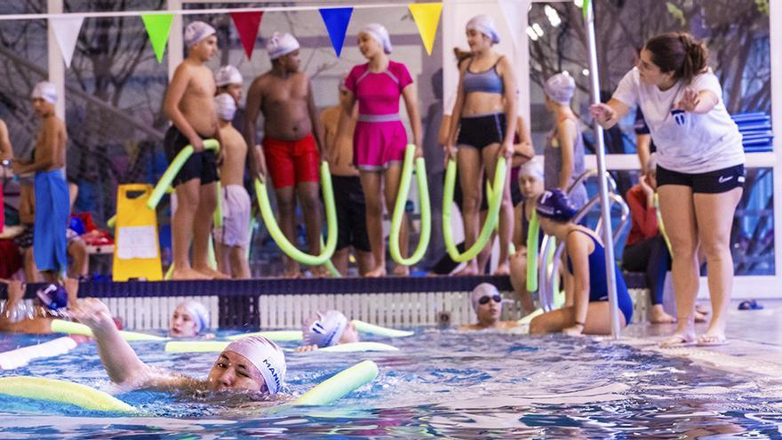 Els monitors busquen millorar la seva tècnica i autonomia dins l’aigua