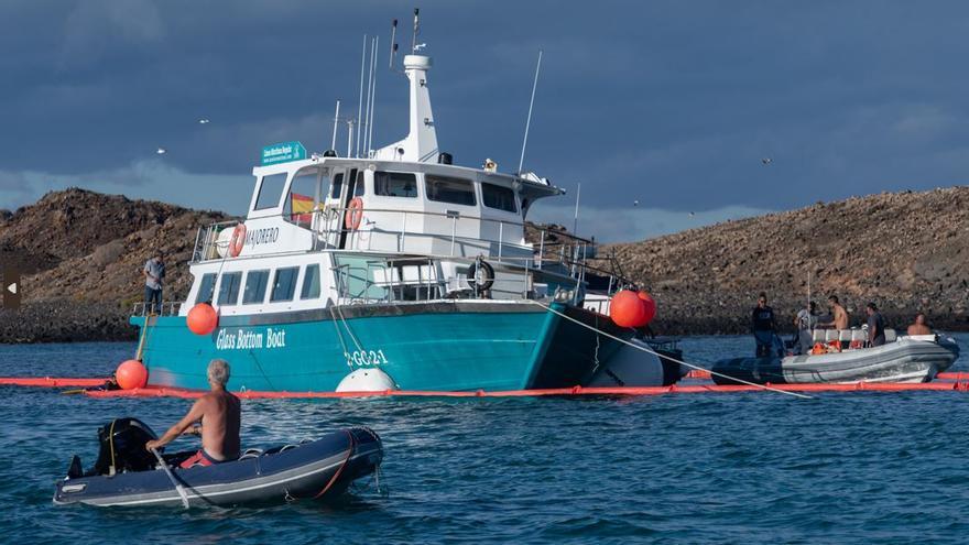 Remolcan a Lobos al barco que quedó semihundido