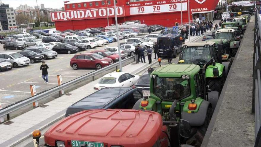 Tractores bloquearon ayer una gran superficie comercial en A Coruña. // Victor Echave