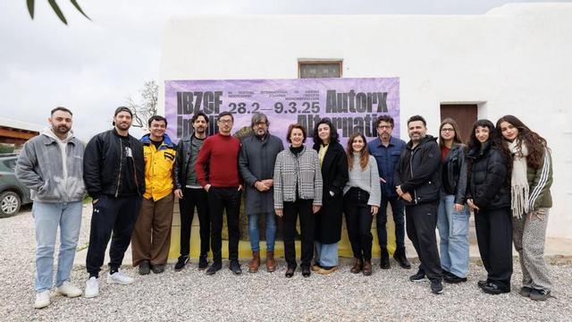 Participantes y organizadores junto a la concejala de Cultura de Vila, Carmen Domínguez. | IBZCF
