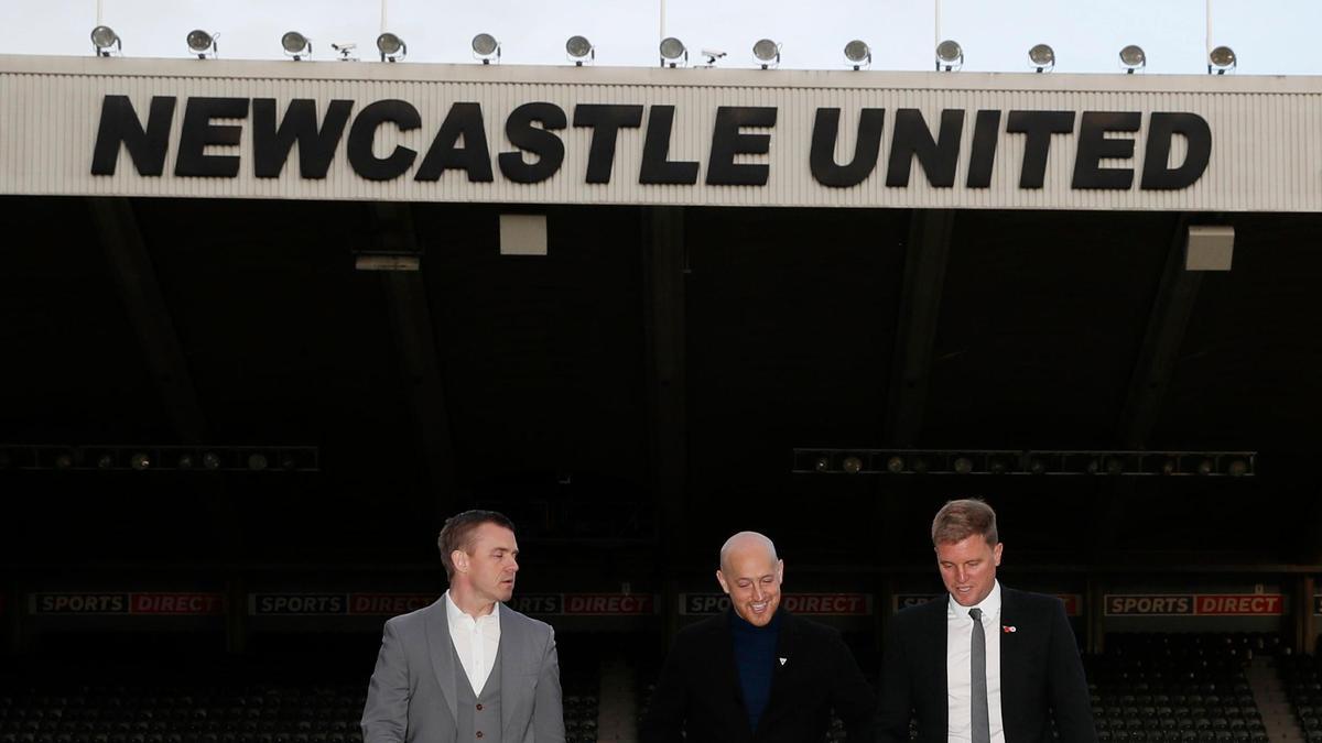 Un imagen de la presentación de Eddie Howe, a la derecha, como entrenador del Newcastle.