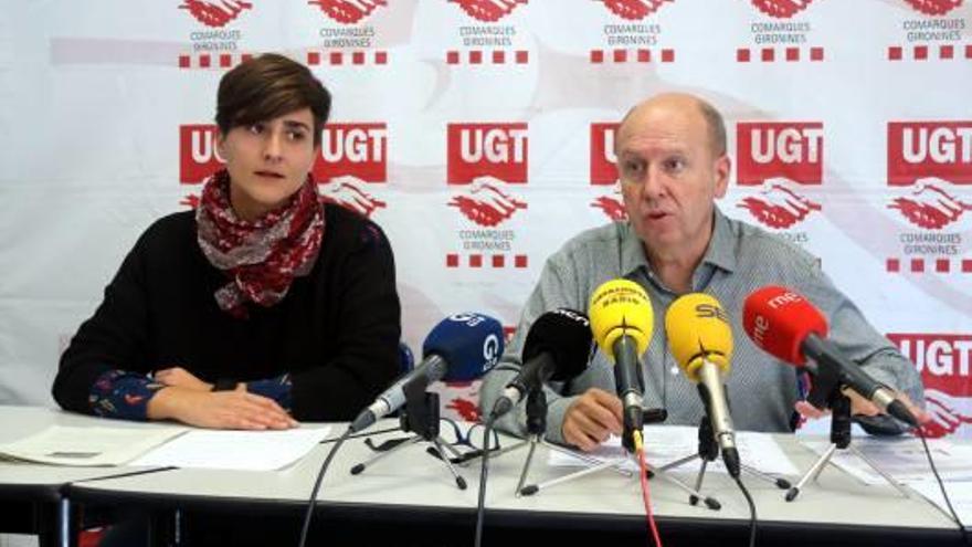 La portaveu de l&#039;Avalot-Joves de la UGT de Catalunya, Elena Ferrero, amb Xavier Casas.