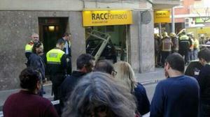 El vehicle del conductor sense carnet va acabar estampat contra una autoescola del RACC, a Viladecans.