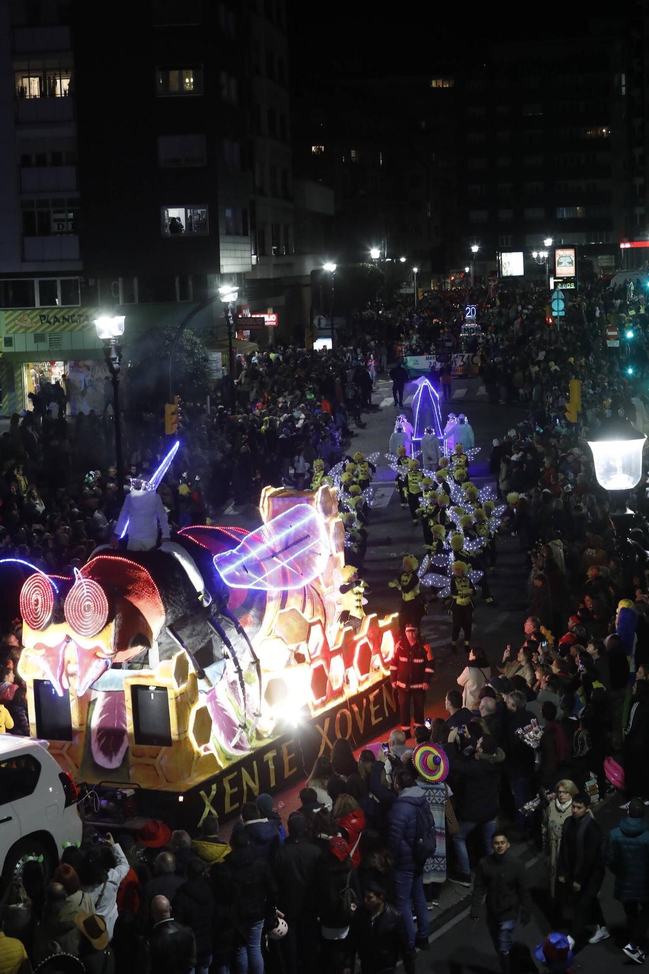 Así fue el multitudinario desfile del Antroxu de Gijón (en imágenes)