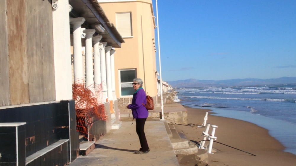 Las casas sufren derrumbes y el mar destruye porches y aceras y abre grandes socavones