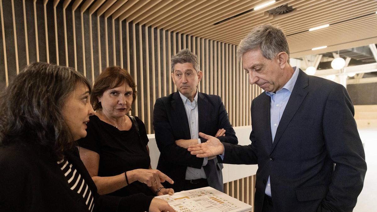 El alcalde de L'Hospitalet, David Quirós, y el CEO del Mobile World Capital Barcelona, Francesc Fajula, en una visita al futuro centro de transformación digital en el mercado de La Florida.