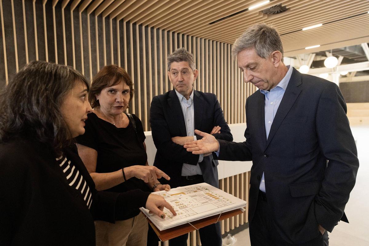El alcalde de L'Hospitalet, David Quirós, y el CEO del Mobile World Capital Barcelona, Francesc Fajula, en una visita al futuro centro de transformación digital en el mercado de La Florida.