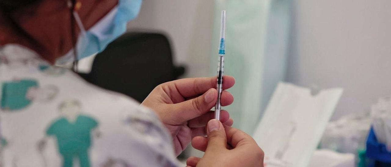 Una enfermera del HUC prepara una vacuna pediátrica contra la covid. | | MARÍA PISACA