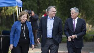 Los presidentes de los bancos centrales de Kansas City, Esther George y de New York, John Williams, conversan con el presidente de la Fed, Jerome Powell, en Jakson Hole.