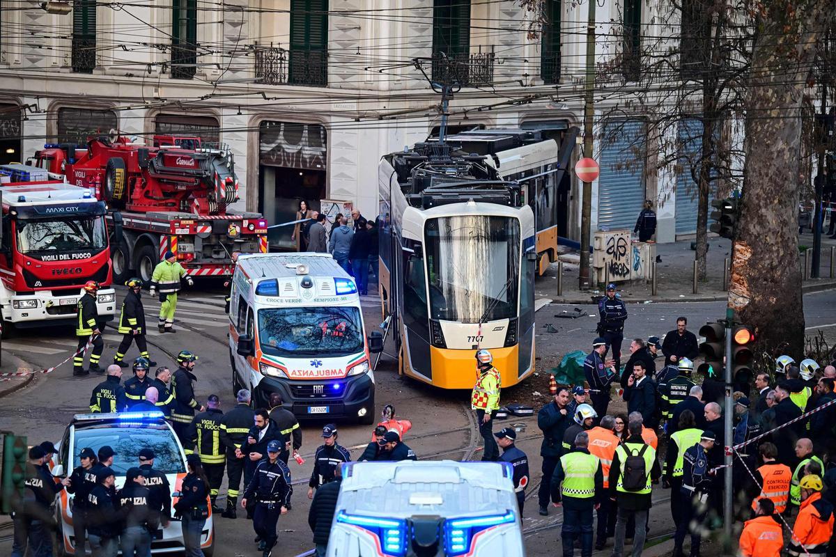 Al menos dos muertos y unos 40 heridos al estrellarse un tranvía contra ...