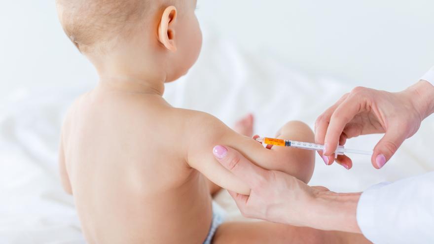 VÍDEO | Comienza la inmunización de los bebés contra la bronquiolitis en los centros de salud y hospitales de Baleares