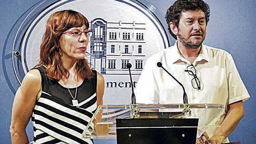 Los portavoces de Podemos, Laura Camargo y Alberto Jarabo.