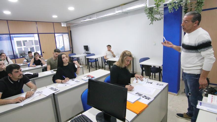 Las autoescuelas de Córdoba piden adaptar el carnet para conducir también coches híbridos y eléctricos