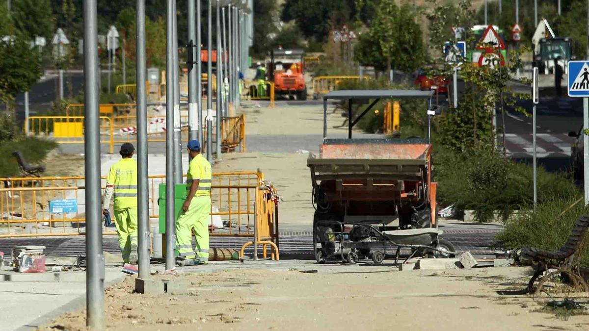 Varios profesionales trabajan en una obra pública.