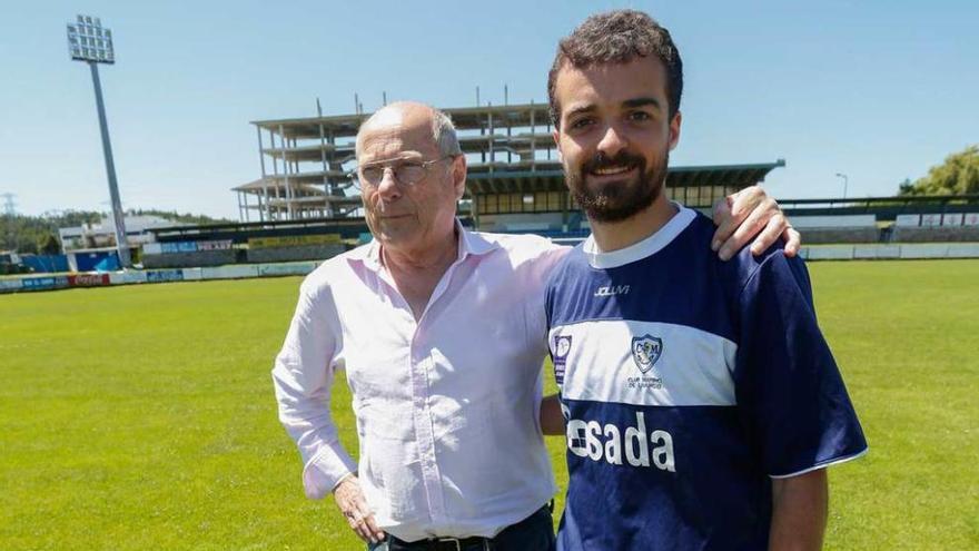 Álvaro Pozo, acompañado por el presidente marinista, Luis Gallego, durante la presentación del jugador en Miramar.