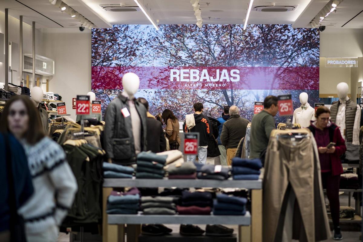 Domingo excepcional en el centro comercial Ruta de la Plata de Cáceres con motivo de las rebajas de enero