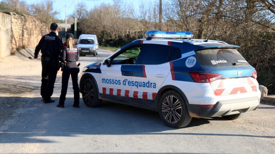 Agents dels Mossos d'Esquadra parlant amb un conductor en un dels controls fets a Sarral per evitar que més persones accedeixin a la festa il·legal