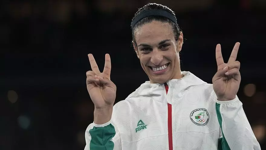 Imane Khelif posa con guantes de boxeo, medalla de oro y con renovada imagen