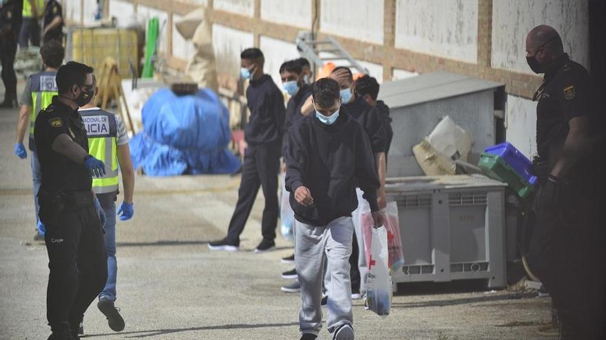 Migrantes, ayer en el muelle de Santa Lucía, para ser llevados en autobús a Murcia.