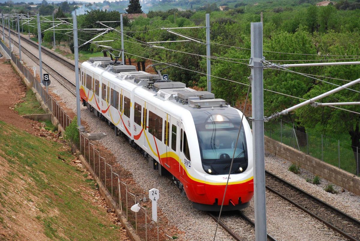 Un tren de SFM circula por el corredor entre Palma e Inca.