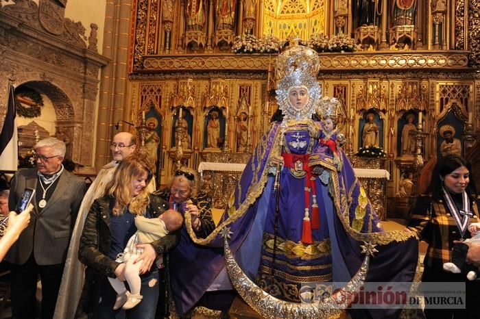 Los niños pasan por el manto de la Fuensanta