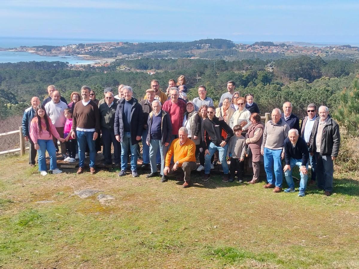 Asistentes al reestreno del mirador de Con da Hedra, ayer.