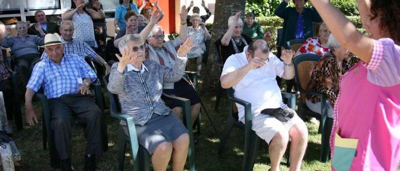 Los mayores de As Dores realizan los ejercicios de gerontogimnasia en el exterior. // Bernabé/Luismy