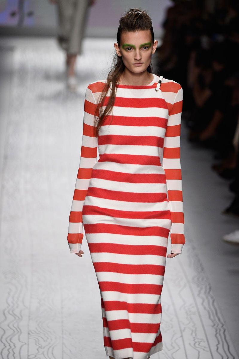 MFW: Max Mara Primavera/Verano 2016, vestido de rayas en rojo y blanco