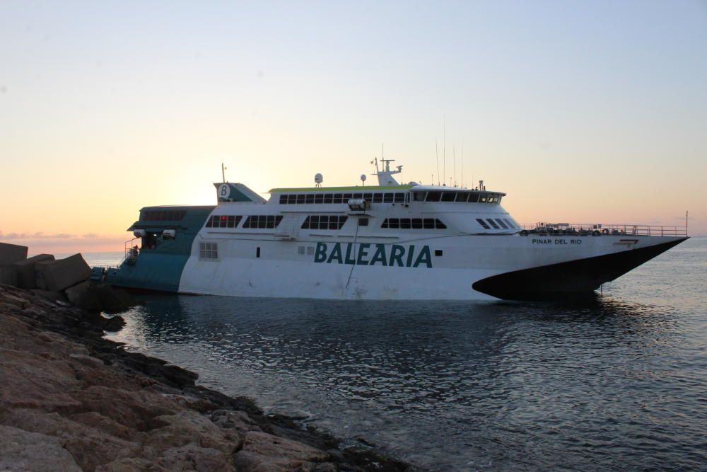 Un ferry con 400 pasajeros encalla en el puerto de Dénia