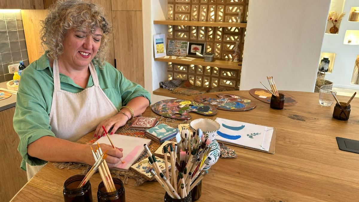 Abril Morillo, una de las creadoras locales que participan en la programación de DAIA, durante uno de los talleres artesanales del hotel en Conil.