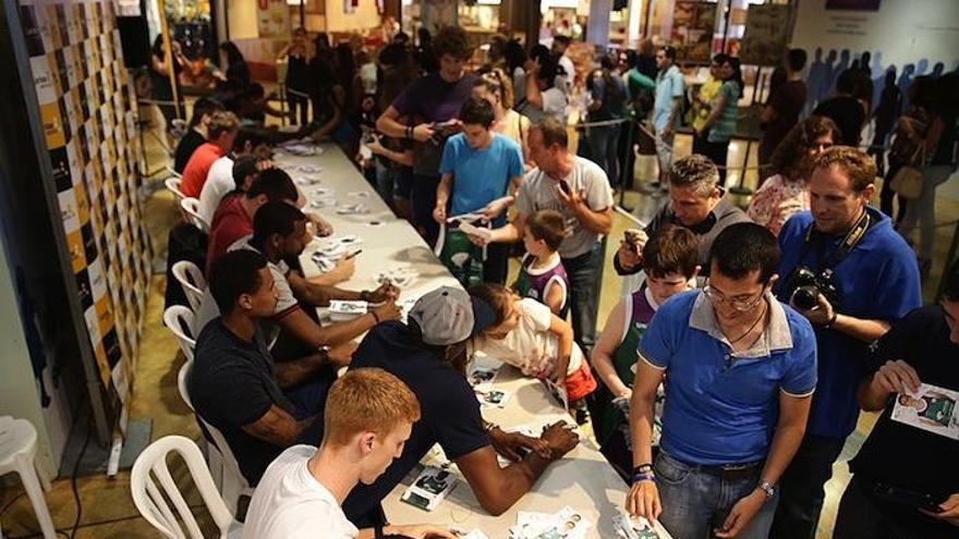 La plantilla firmó el martes autógrafos en el CC Larios.