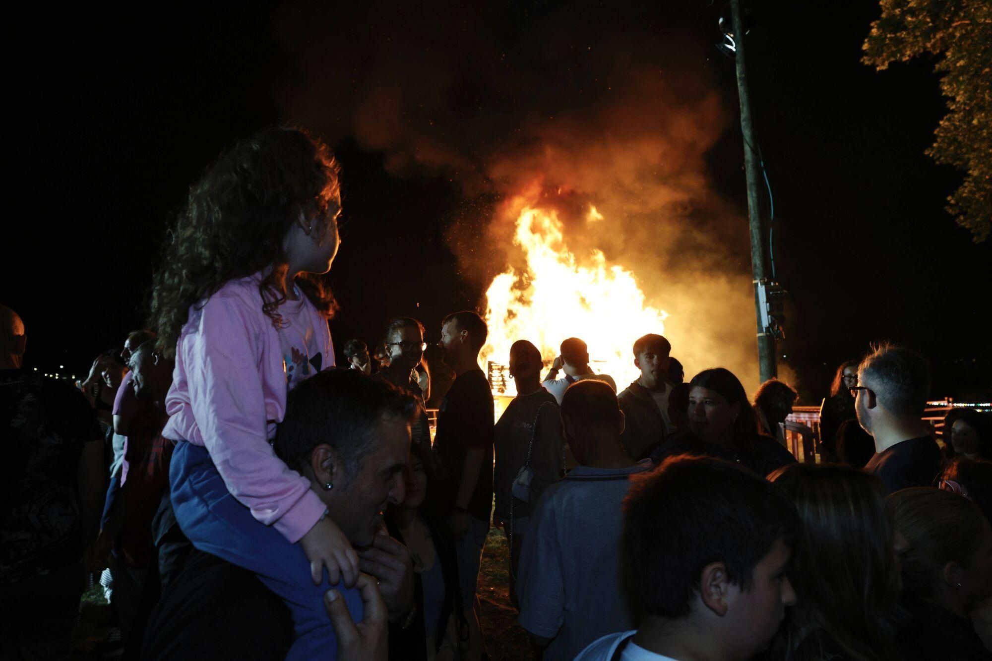 En imágenes: Así fue la foguera de Trasona