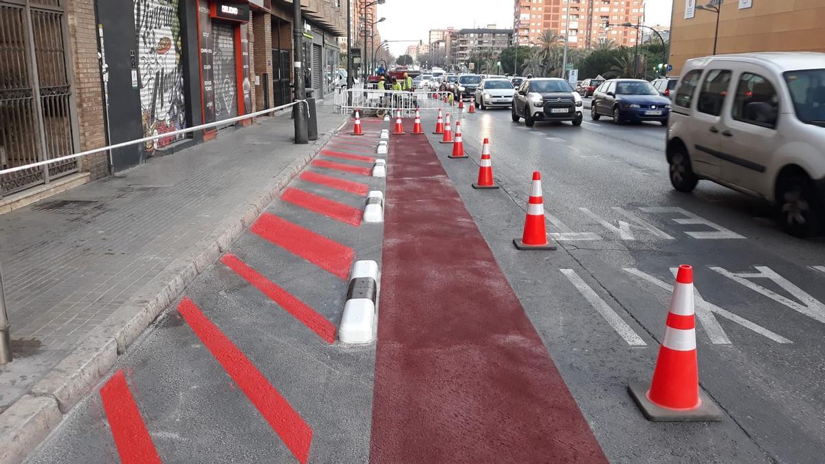 Trabajos de señalización viaria e instalación de los bolardos en la avenida Pérez Galdós.