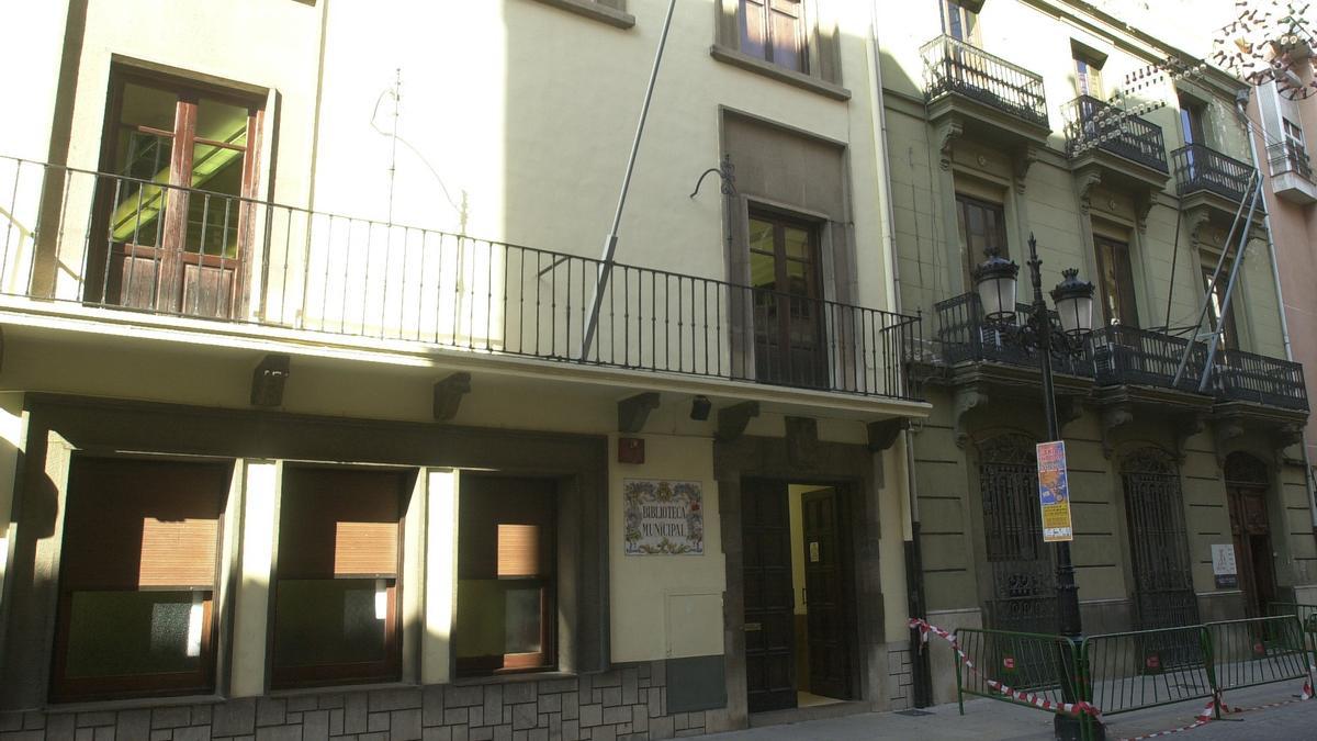 Fachada actual de la biblioteca municipal de la calle Mayor de Castelló.