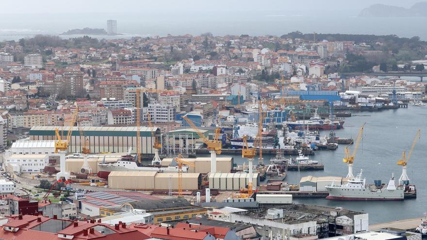 Vista de los astilleros en la ría de Vigo.