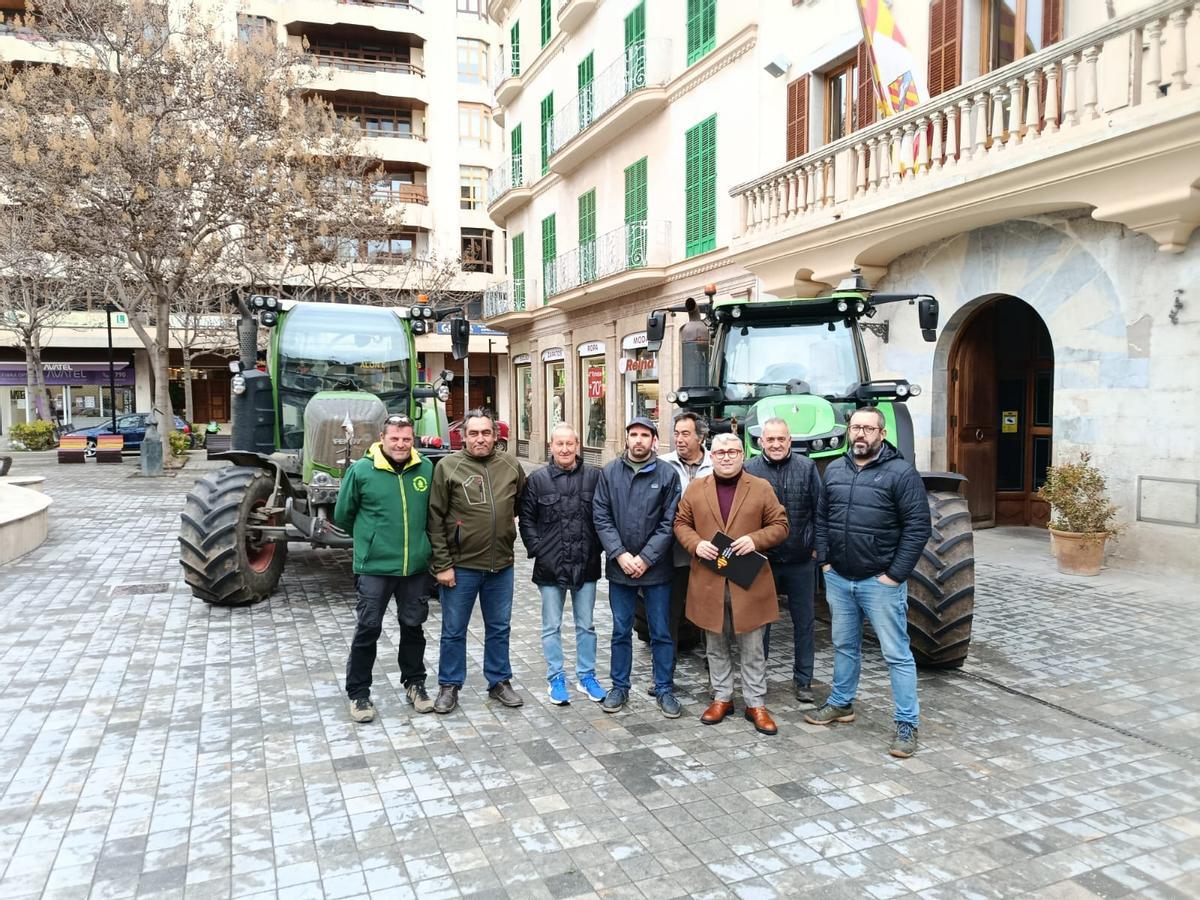 Representantes de Unió de Pagesos y la Cooperativa Pagesa de Inca posan este lunes junto al alcalde Virgilio Moreno en el exterior del Ayuntamiento.