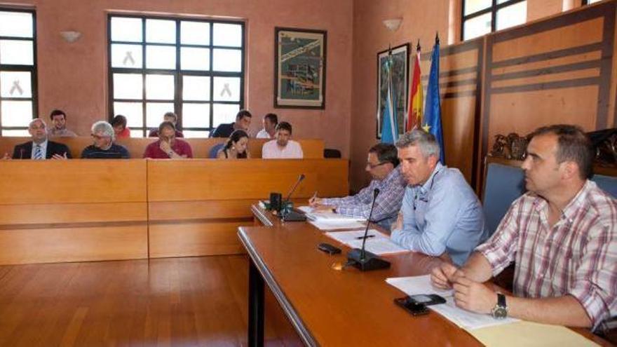 Tomás Cueria, en primer término, junto a Marcelino Martínez, en un Pleno de la mancomunidad.