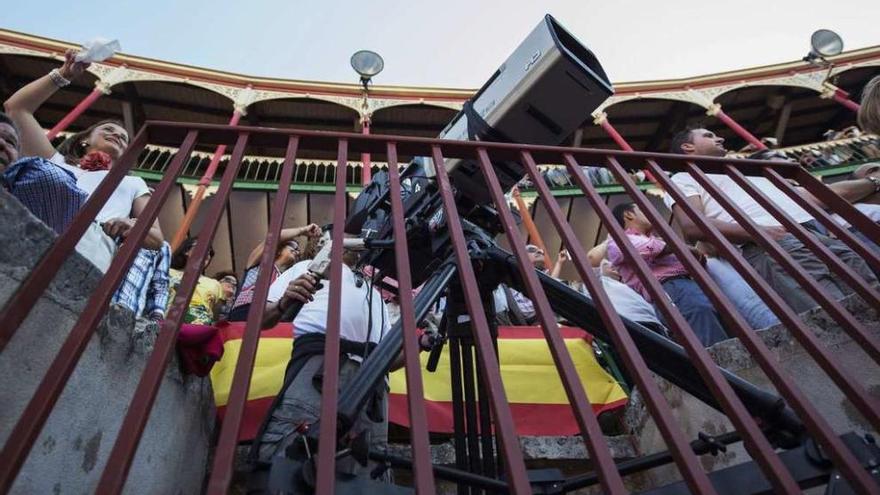 Una cámara de televisión en una plaza de toros.