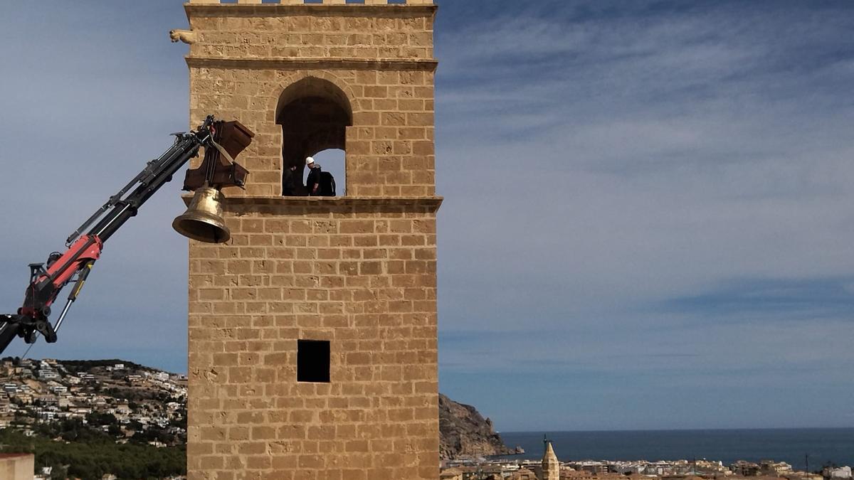 La campana se ha quedado a nada de entrar en la torre antes de que la grúa se bloqueara